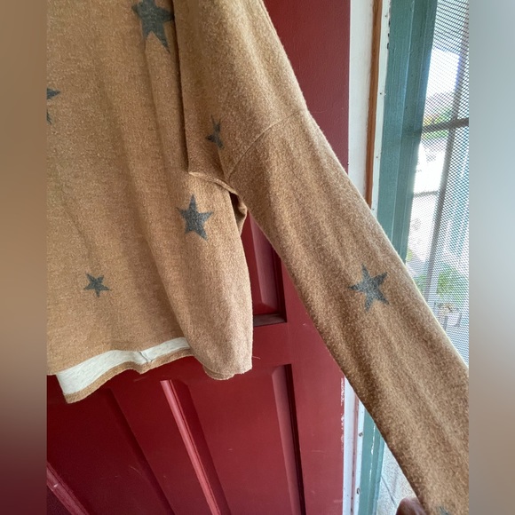 Boutique purchase, mustard yellow long sleeve top with stars Never worn - Picture 2 of 5